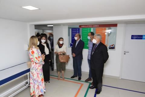 Autoridades conversam em sala do ambulatório. #paratodosverem