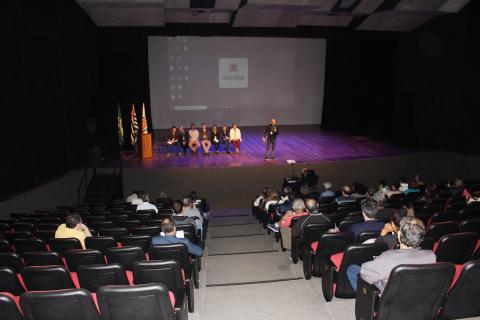 Ouvidor conversa com voluntários do programa durante capacitação no Teatro Braz Cubas. #pratodosverem