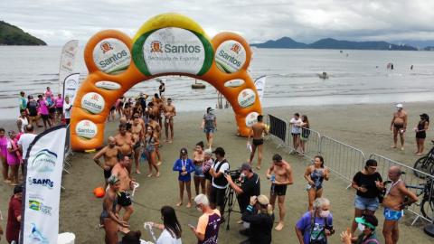 Atletas fazem fila na faixa de areia para falarem com Ana Marcela. #pracegover 