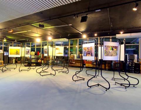 Exposição com vários quadros com fotos  #paratodosverem