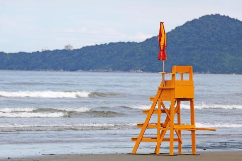 cadeira de salva vidas em praia vazia #paratodosverem