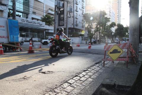 moto passa por lombada nova #paratodosverem