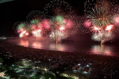 imagem aérea dos fogos do reveillon #paratodosverem