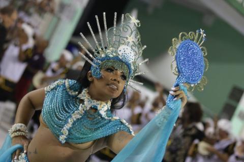 mulher fantasiada no desfile do carnaval #paratodosverem