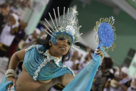 mulher fantasiada no desfile do carnaval #paratodosverem
