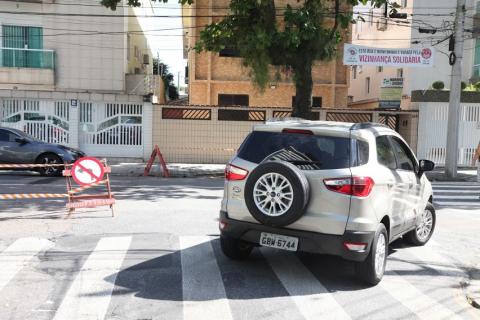 carro vira na mão certa da via #paratodosverem