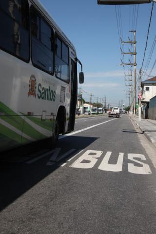 ônibus passa em faixa com placa em cima #paratodosverem 