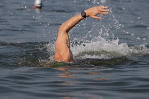 nadador na água #paratodosverem