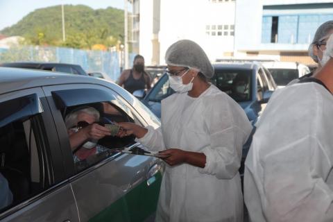 idosa entrega documento para enfermeira #paratodosverem 