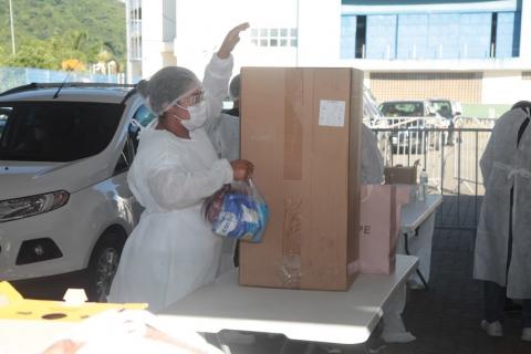 enfermeira coloca doação em caixa #paratodosverem 