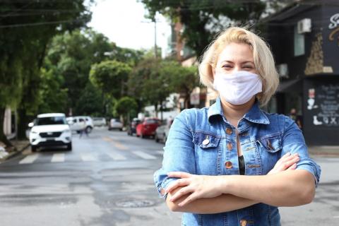 Luciane Araújo Castro posa para foto na rua. #paratodosverem