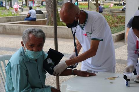 Enfermeiro afere pressão de idoso #paratodosverem