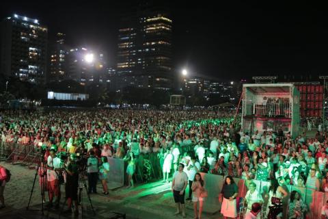 Público assiste show na Praia do Gonzaga.