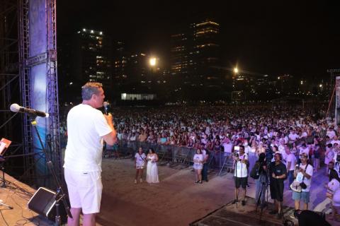 Prefeito Rogério Santos discursa no palco montado no Gonzaga.