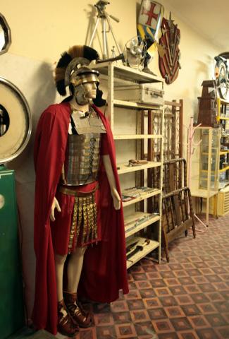 manequim vestido em antiquário. #paratodosverem