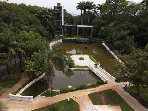 vista aérea do jardim botânico, com lago e mirante para visualização. Farta vegetação ao redor. #paratodosverem
