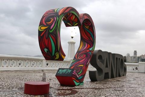 Monumento Eu amo Santos com coração pintado pelo artista #paratodosverem