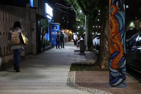 Poste em rua, na parte da noite, com obra do artista #paratodosverem
