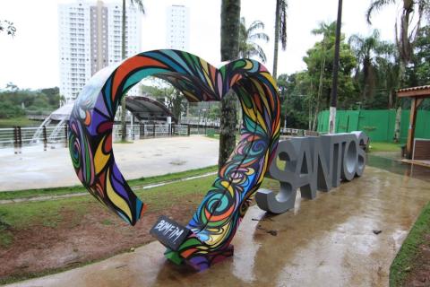 Monumento Eu amo Santos com coração pintado pelo artista #paratodosverem 