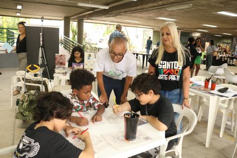 Crianças fazem atividades no festival. #paratodosverem