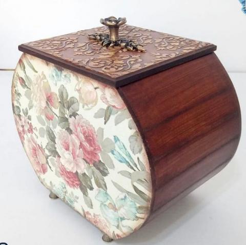 caixa multiuso artesanal em madeira com estampa de flores na frente. #paratodosverem