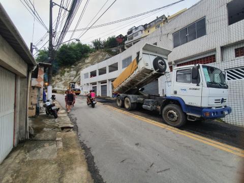 trecho de rua asfaltado, com caminhão ao lado. #paratodosverem