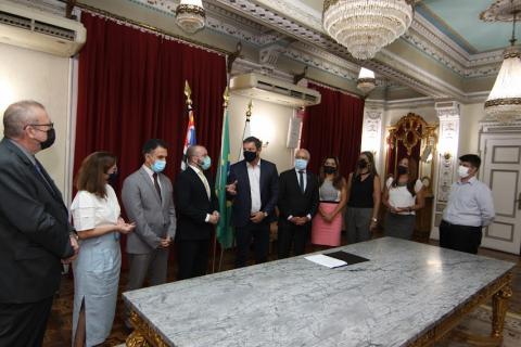representantes da prefeitura e da justiça eleitoral reunidos no salão nobre. #paratodosverem