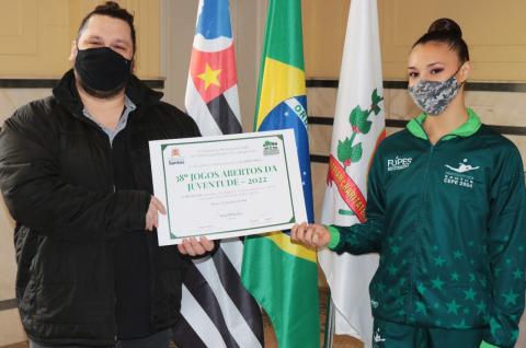 O treinador e a atleta Sarah Nascimento. #paratodosverem