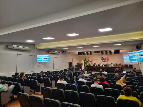 Pessoas em auditório #paratodosverem