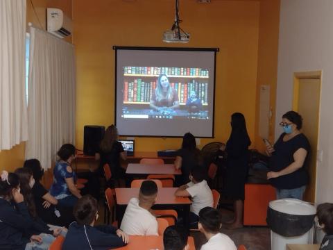 Alunos assistem aula no telão #paratodosverem