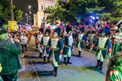 homens uniformizados desfilam. #paratodosverem