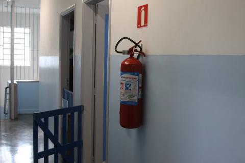 extinto de incêndio afixado em parede de corredor. #paratodosverem