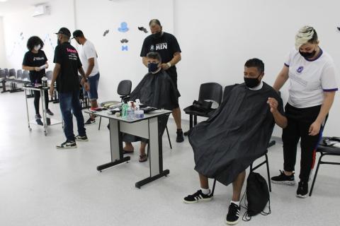Homens cortam o cabelo #paratodosverem