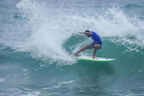 surfista faz manobra em onda #paratodosverem