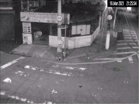 imagem mostra homem colando publicidade #paratodosverem 