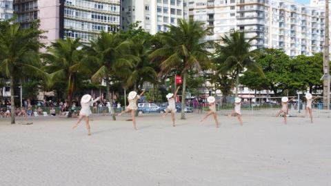 Bailarinas dançando na faixa de areia #paratodosverem