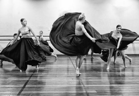 Bailarinas dançando em foto preta e branca #paratodosverem