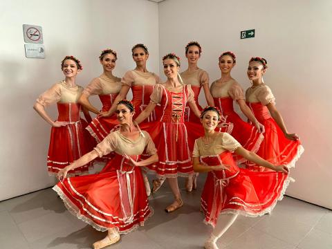 bailarinas com figurino posam para foto #paratodosverem