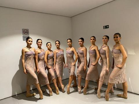bailarinas com figurino posam para foto #paratodosverem