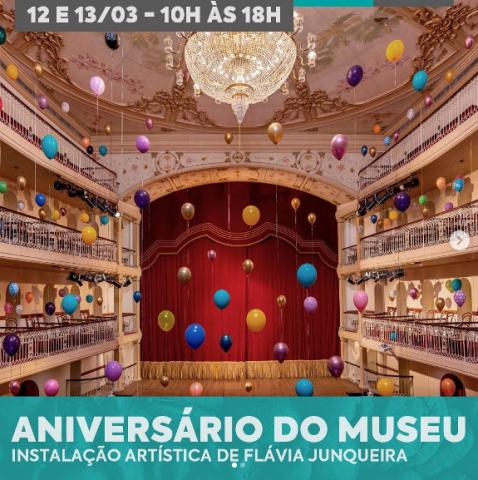 cartaz de convite com instalação criativa de balões coloridos em um teatro. #paratodosverem