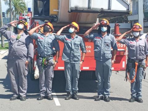 bombeiros batem continência à bandeira. #paratodosverem