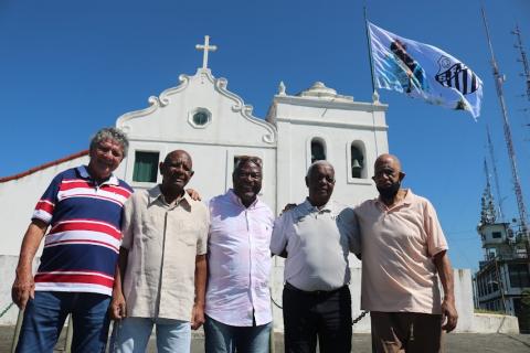 em frente à capela, os ídolos Manoel Maria, Abel, Edu, Lima e Mengálvio 