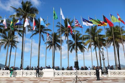 bandeiras nos topos dos mastros. #paratodosverem