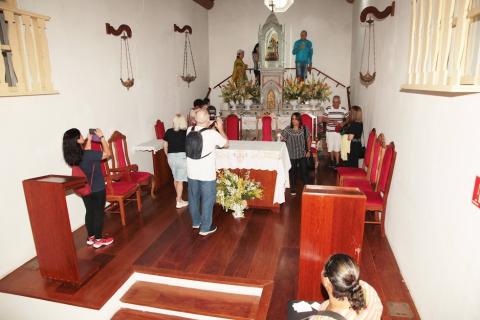 Visitantes conhecem detalhes do Santuário do Monte Serrat. #paratodosverem