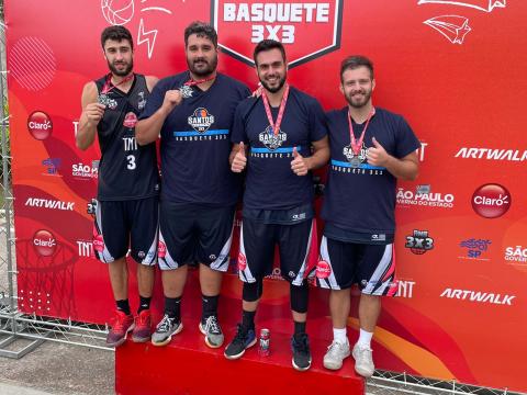 atletas com medalhas #paratodosverem