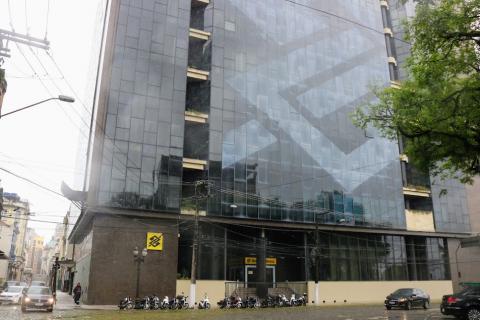 fachada do prédio do banco do brasil, onde funciona a universidade. #paratodosverem