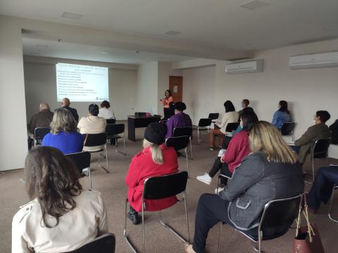 Várias pessoas sentadas assistindo palestra. #pratodosverem