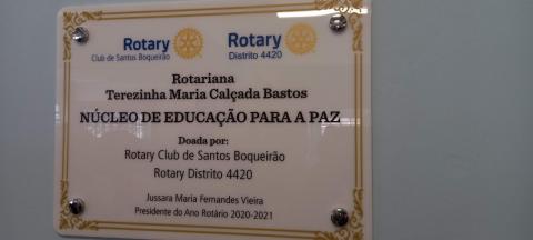 placa do núcleo com nome a homengaeada #paratodosverem 