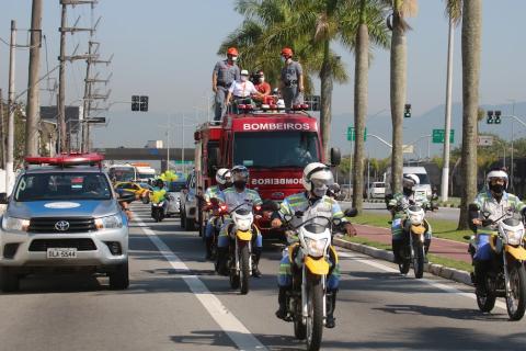 Beth desfila no carro do corpo de bombeiros #paratodosverem