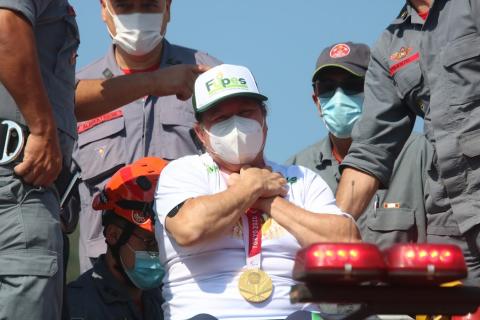 Beth desfila no carro do corpo de bombeiros #paratodosverem